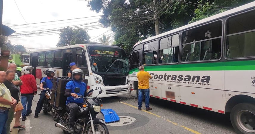 Choque frontal entre dos buses en San Antonio de Prado deja varios heridos