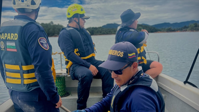 Reconocimiento a los bomberos que enfrentaron peligrosas condiciones para recuperar el cuerpo de Alexander Avendaño
