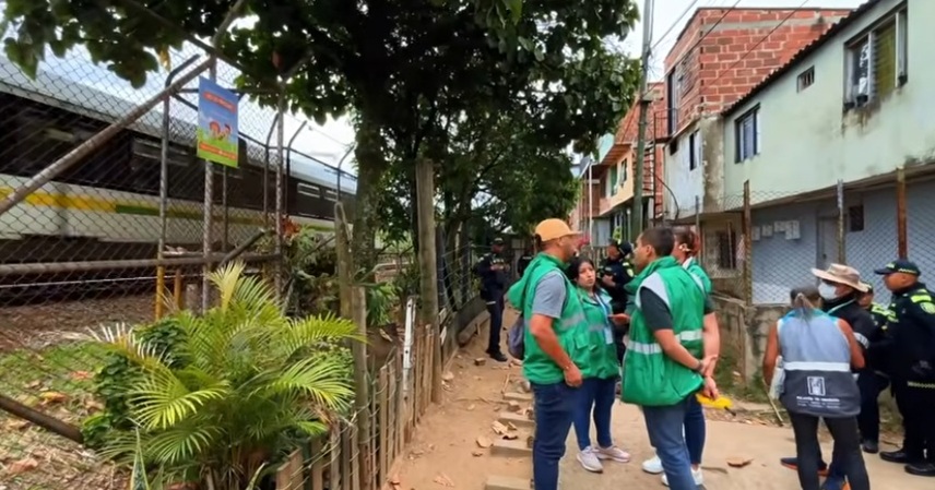 Denuncian construcciones ilegales en predios del Metro de Medellín cerca de la estación Acevedo