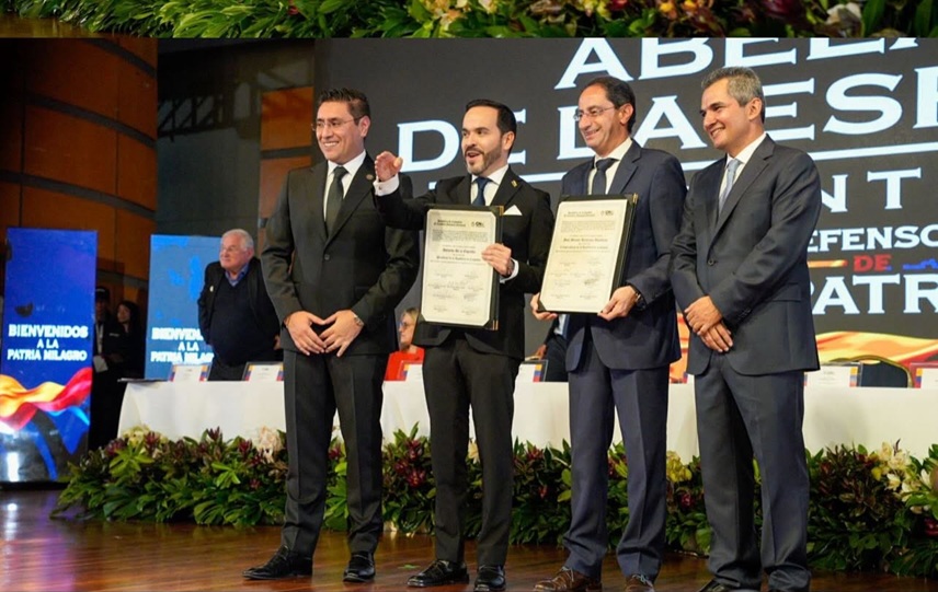 Abelardo de la Espriella y José Manuel Restrepo reciben credenciales como presidente y vicepresidente electos de Colombia