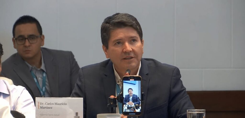 Gerente de Savia Salud presenta el estado financiero de la EPS durante un debate en el Concejo de Medellín.