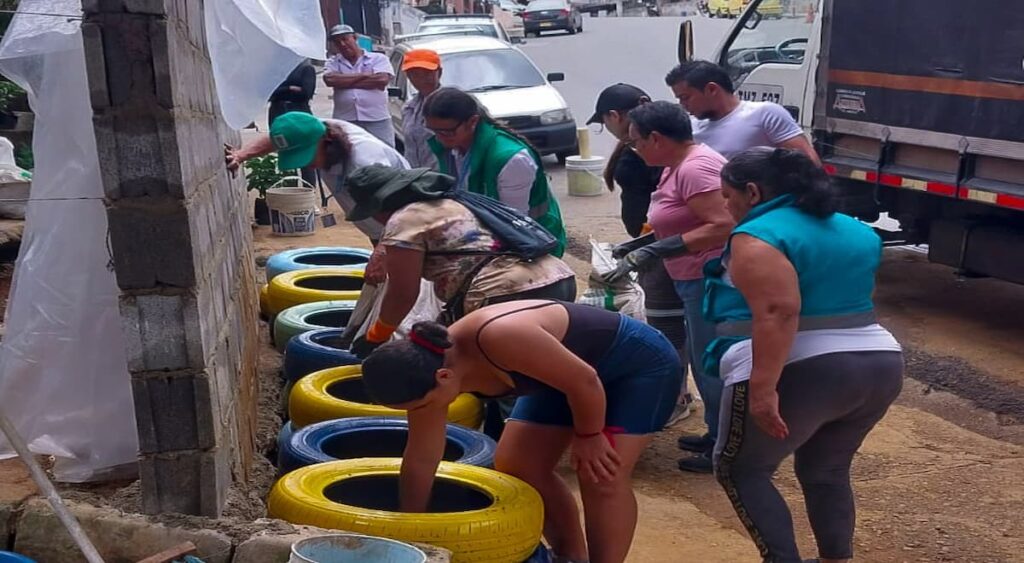 Espacio recuperado en el barrio Villa Niza, Medellín, donde se realizan actividades de lectura e integración comunitaria.