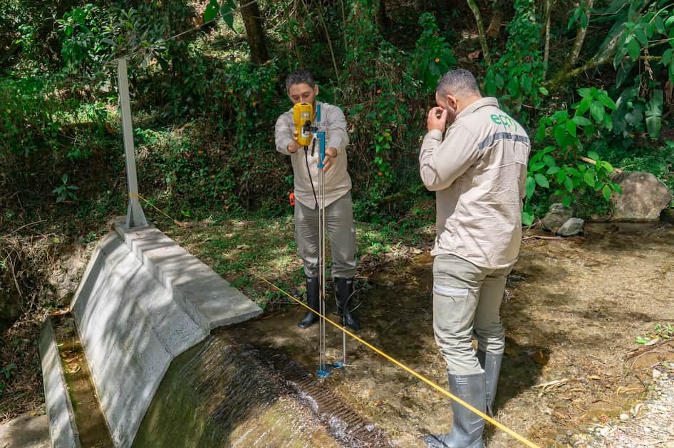 Personal de EPM realiza mediciones de agua en una quebrada de Medellín