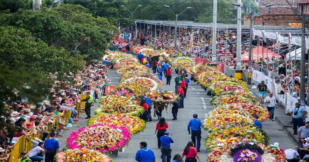 Visitantes disfrutan de las Plazas y Placita de Flores durante la Feria de las Flores en Medellín.