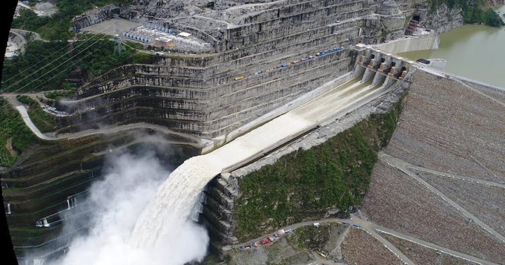 Bajo caudal del río Cauca cerca de Hidroituango durante el fenómeno de El Niño.
