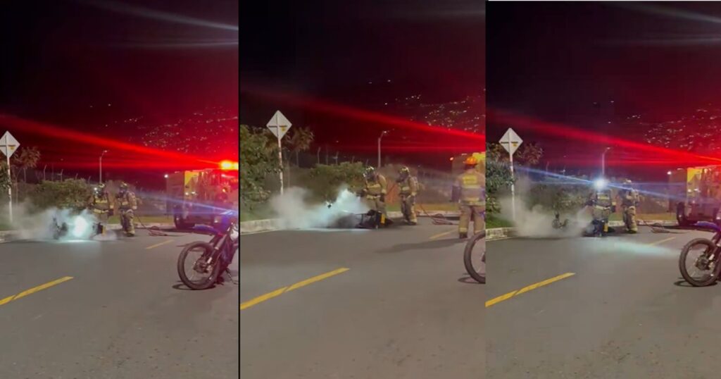 Motocicleta incendiada cerca del Parque Biblioteca de San Antonio de Prado.
