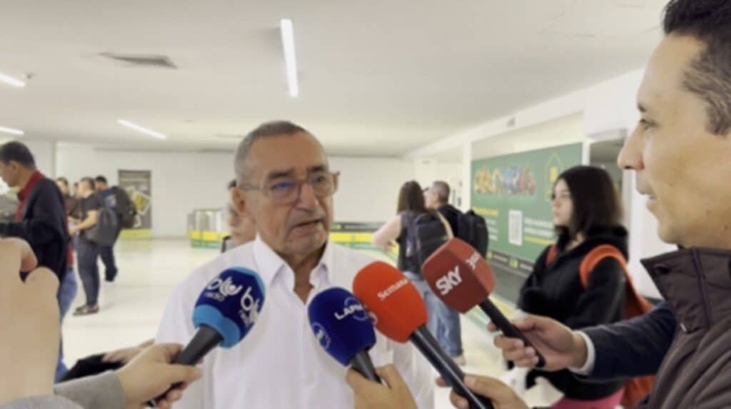 Luis Felipe, vendedor de croquetas de Caquetá, durante su llegada a Cali para un evento presidencial.