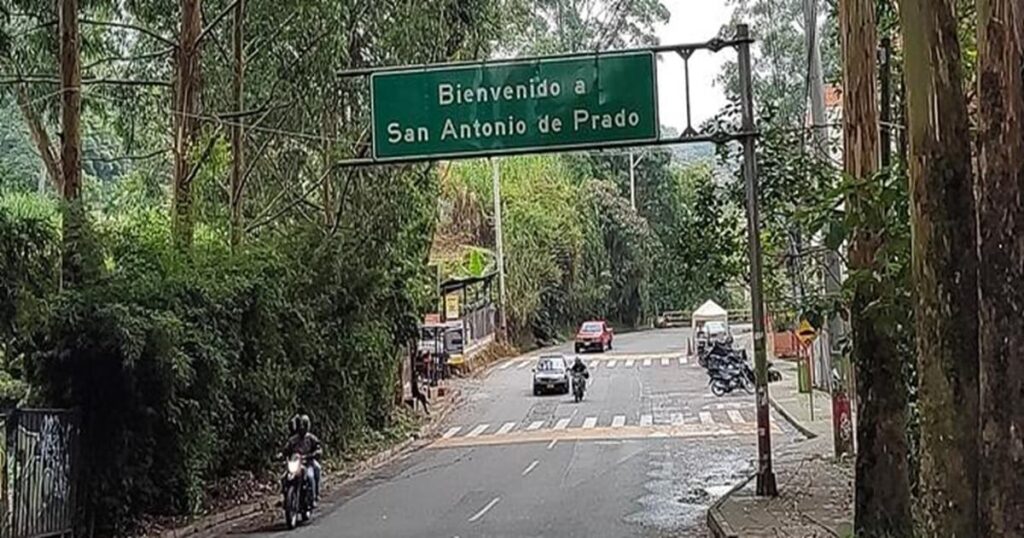 Buses de transporte público operando en San Antonio de Prado durante la emergencia del puente La Limona.