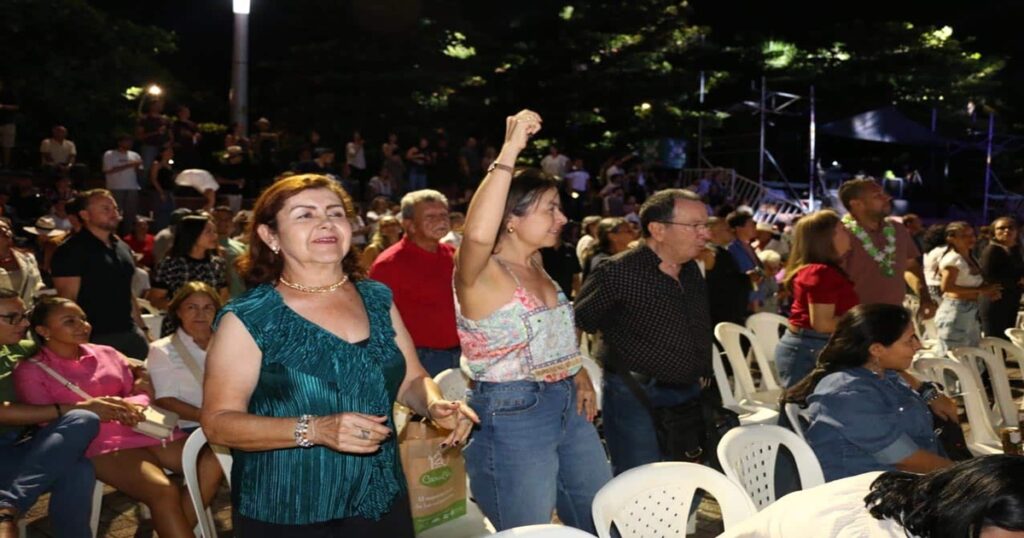 Escenario del tablado musical en el Parque Principal de San Antonio de Prado durante la Feria de las Flores.