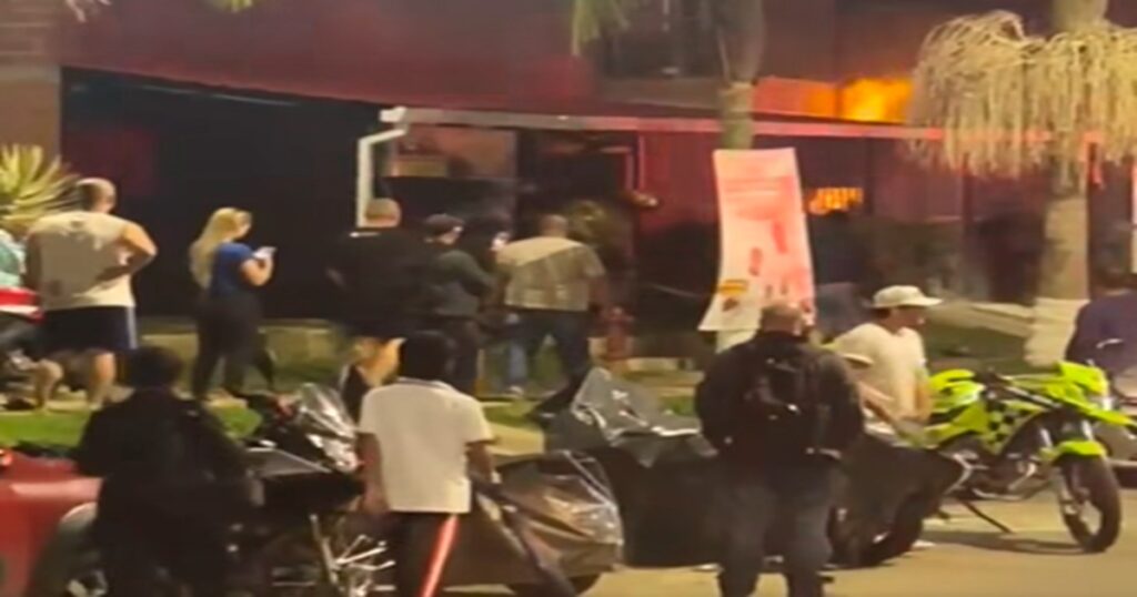 Bomberos atienden un incendio en el sector Piedemonte de San Antonio de Prado.