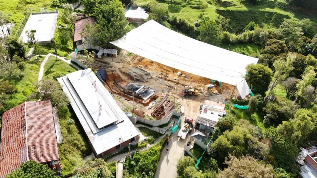Avance de la construcción del Recreo Deportivo Altavista en Medellín, que supera el 30 % de ejecución.