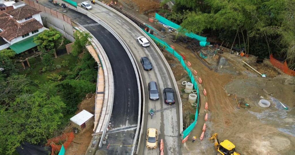 Segundo puente del intercambio vial de la avenida 34 con la loma de Los González en Medellín