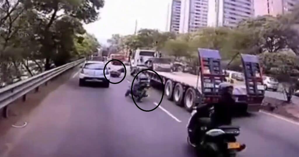 Motociclista cae frente a una tractomula en la Avenida Regional de Medellín