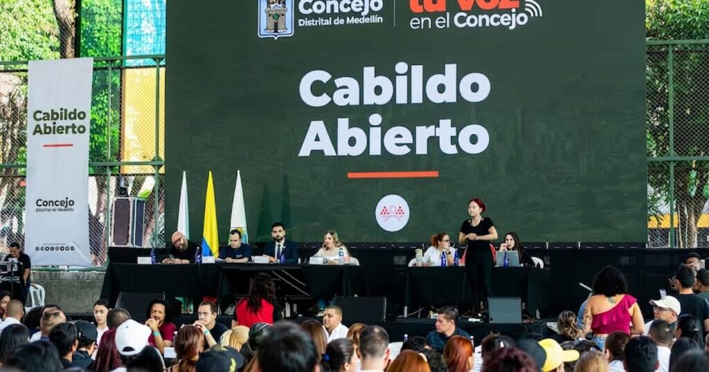 Ciudadanos participan en cabildo abierto sobre el nuevo POT de Medellín y solicitan soluciones de vivienda.