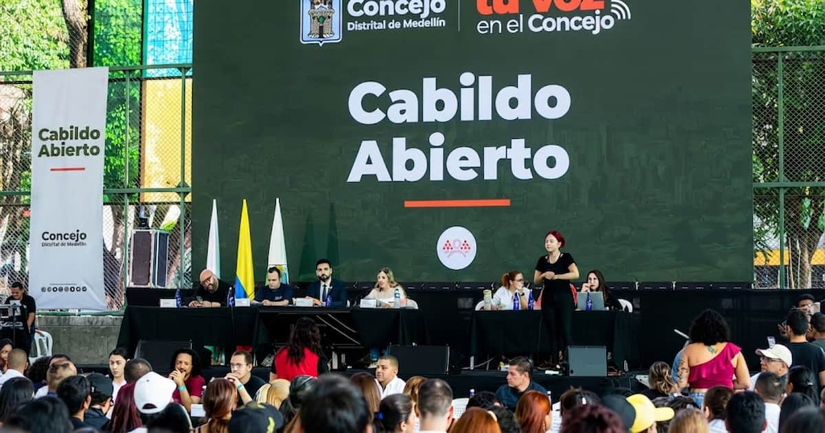 Ciudadanos participan en cabildo abierto sobre el nuevo POT de Medellín y solicitan soluciones de vivienda.