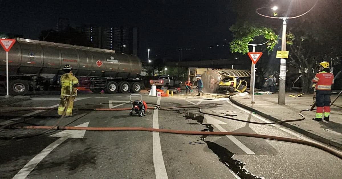 Tractocamión cisterna volcado sobre un taxi en la glorieta de Niquía en Bello