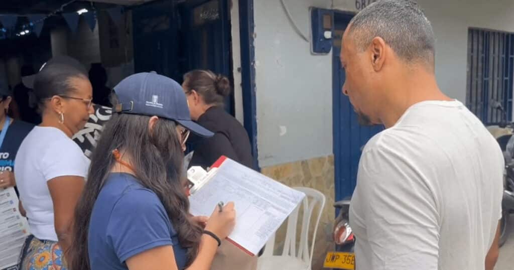 Ciudadanos participan en la votación del Presupuesto Participativo de Medellín