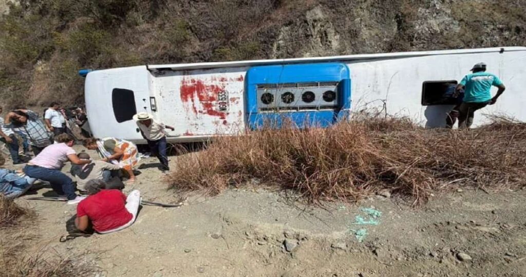 Bus intermunicipal volcado en el corregimiento de Cativo en Santa Fe de Antioquia