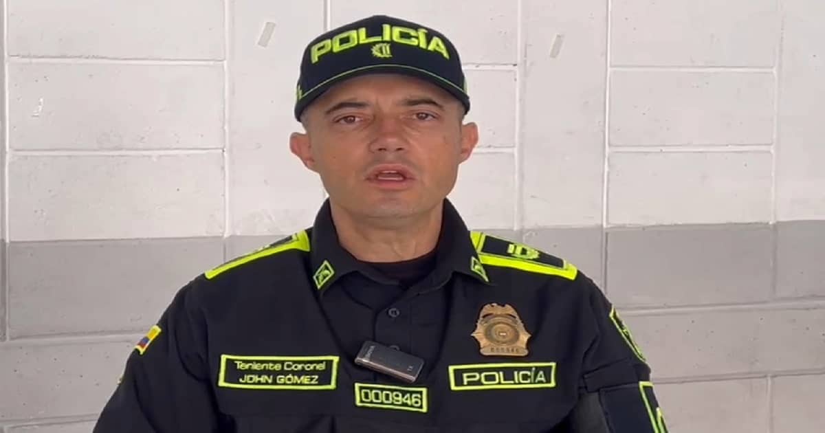 Autoridades investigan a dos hombres que retiraron un arma de una institución educativa en Medellín.