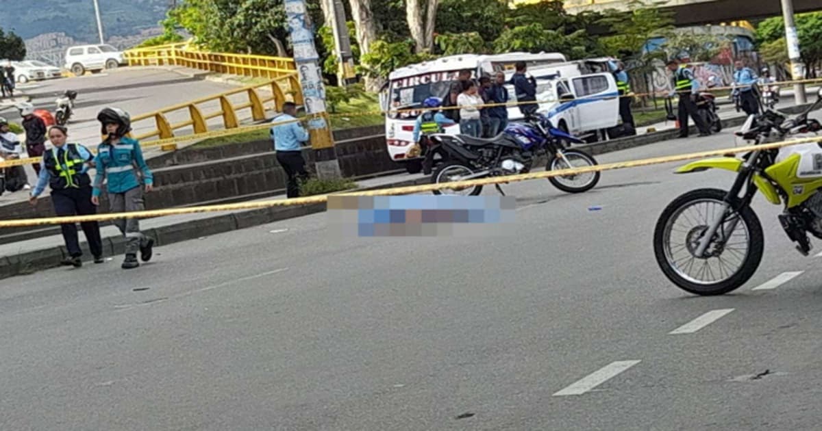 Peatones y motocicletas circulan por una vía urbana de Medellín.