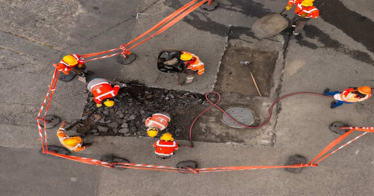 Trabajadores realizan labores de bacheo y mantenimiento de la malla vial de Medellín.