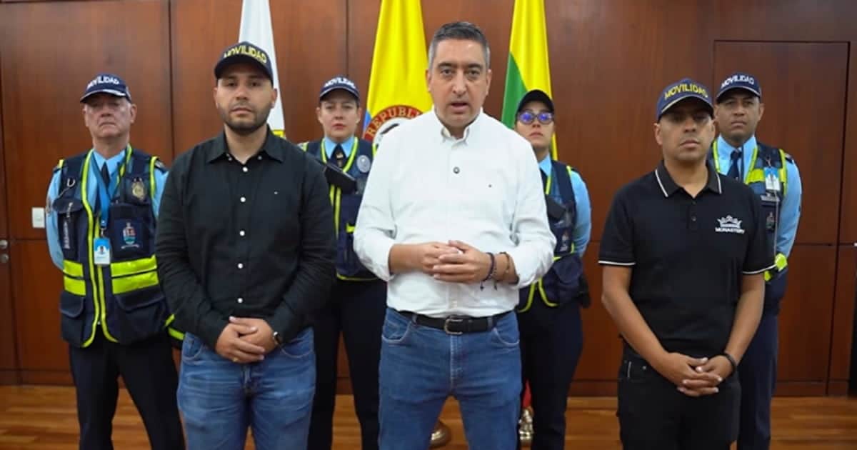 Agente de movilidad realiza labores de regulación del tránsito en una vía urbana.