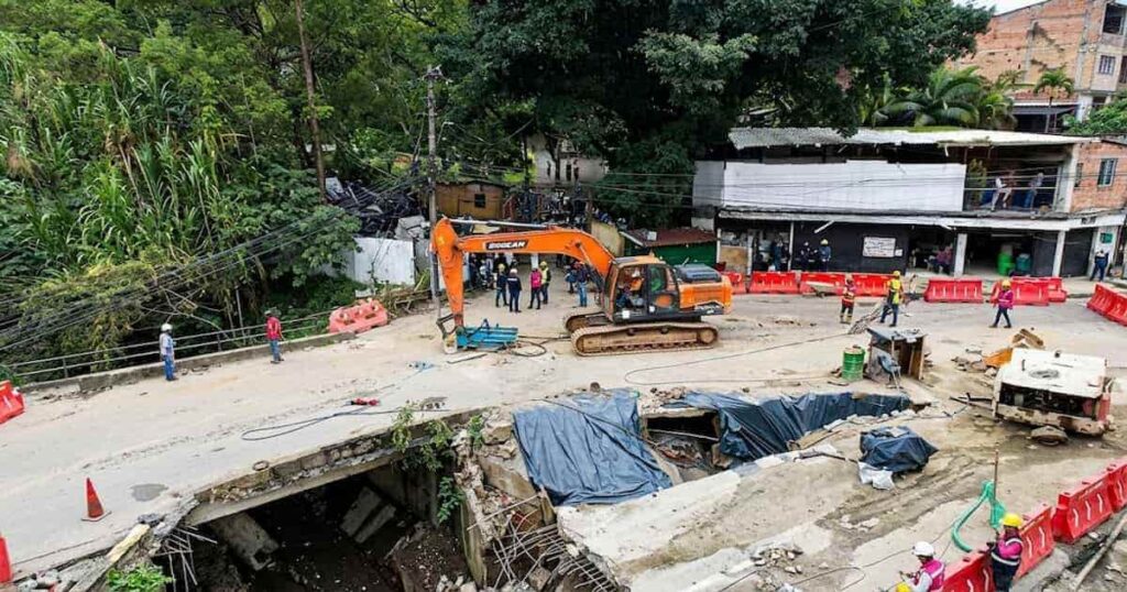 Demolición del puente La Limona en la conexión entre Itagüí y San Antonio de Prado.