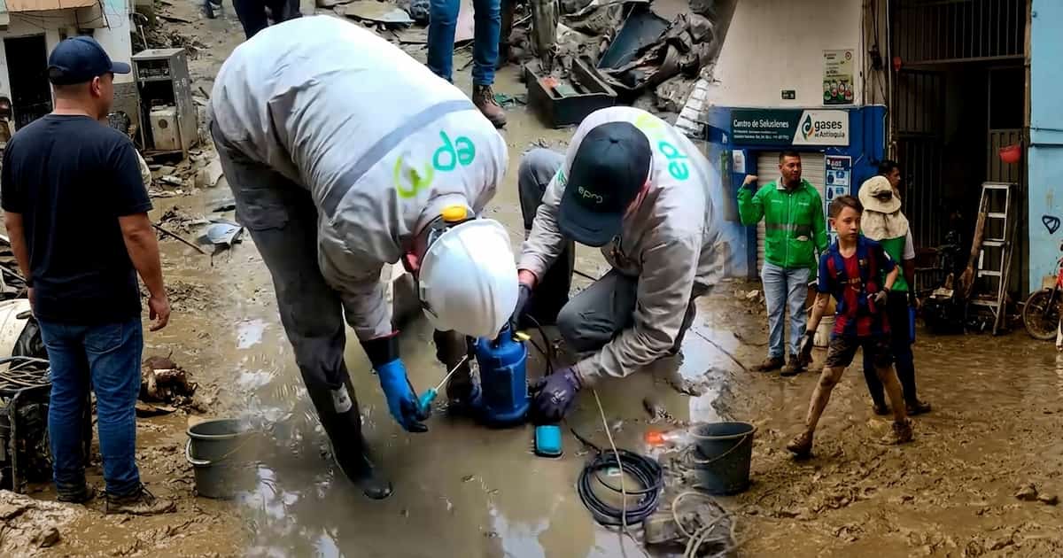 Trabajos de recuperación de servicios públicos tras las fuertes lluvias en el occidente de Medellín.