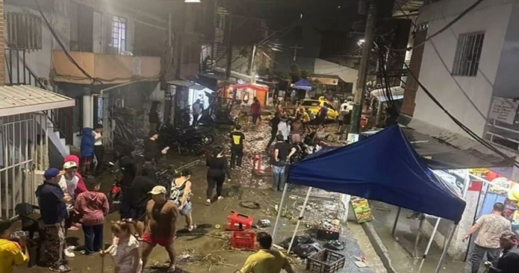 Emergencias por fuertes lluvias en Medellín y creciente de la quebrada La Iguaná