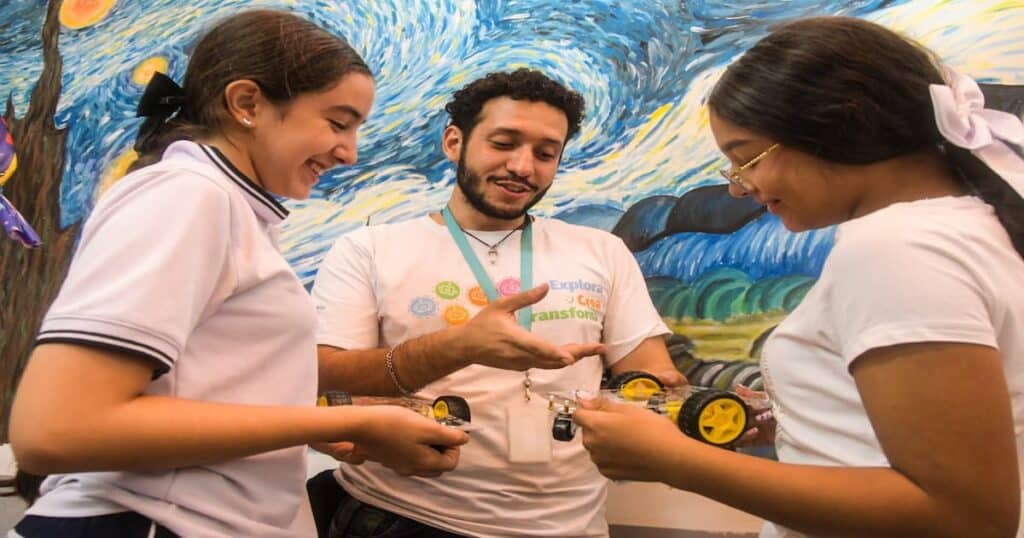 Estudiantes desarrollan habilidades digitales mediante actividades de robótica y programación.