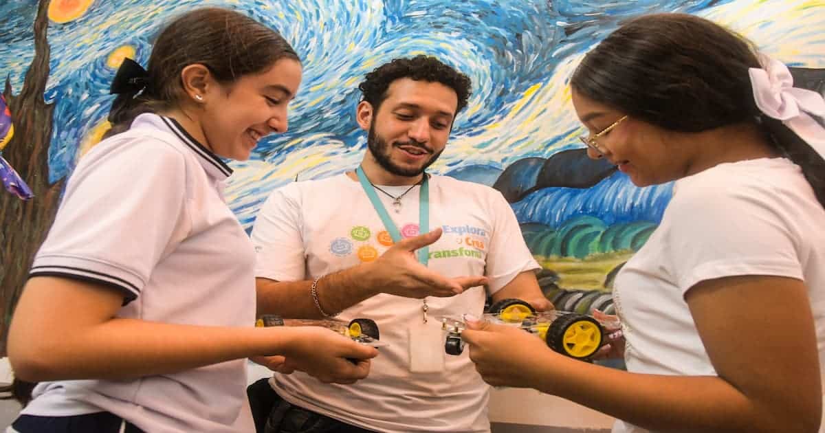 Estudiantes desarrollan habilidades digitales mediante actividades de robótica y programación.