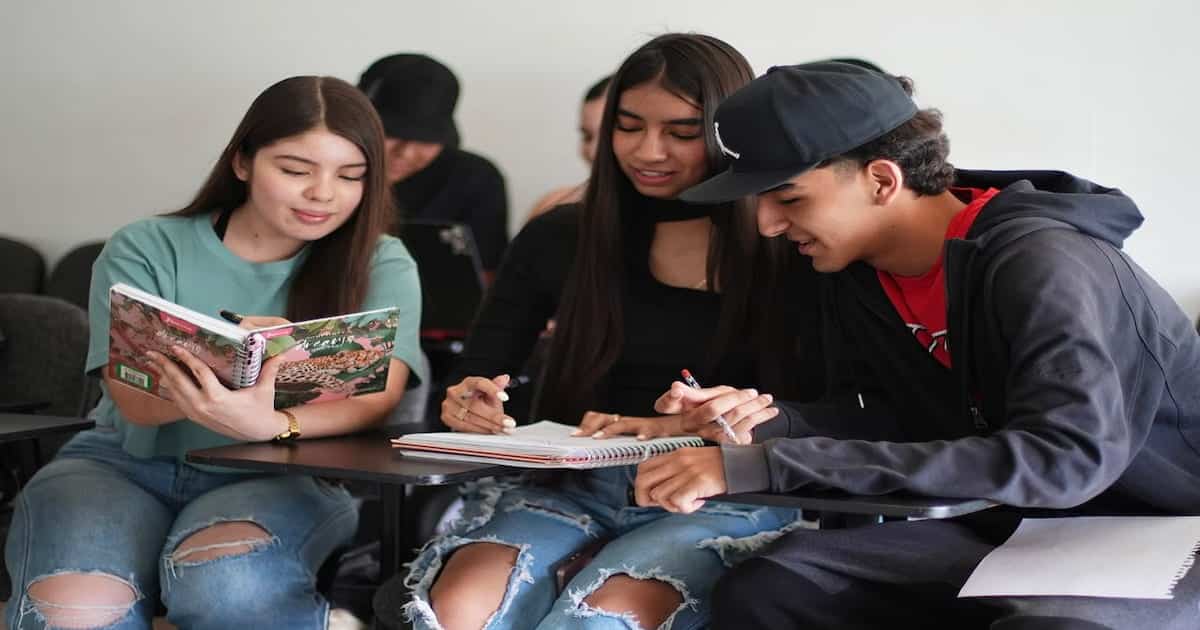 Estudiantes universitarios en Medellín durante la convocatoria de Sapiencia para créditos condonables.