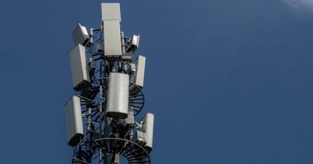Antena de telecomunicaciones para la expansión de la cobertura móvil 5G en Colombia.