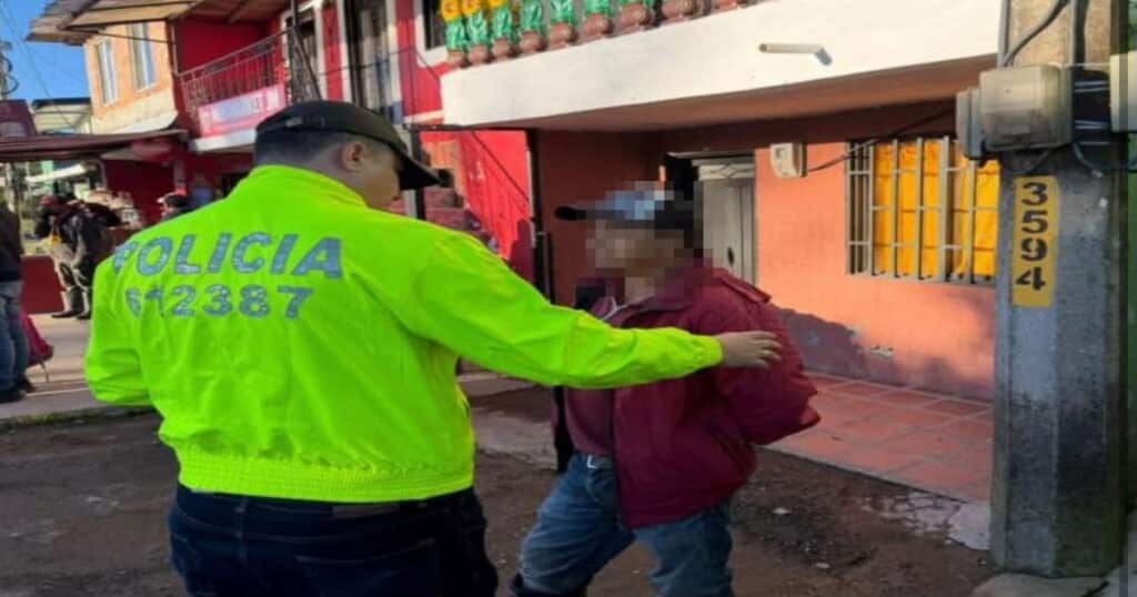 Vehículo policial en una vía urbana de Antioquia, imagen ilustrativa de una investigación judicial.