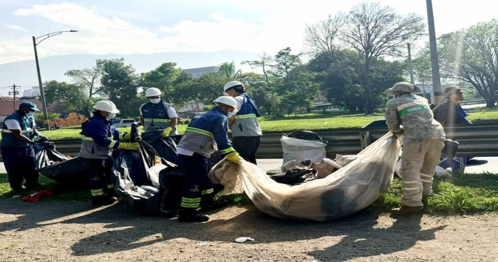 Corredor del río Aburrá-Medellín durante labores de limpieza y recuperación ambiental.