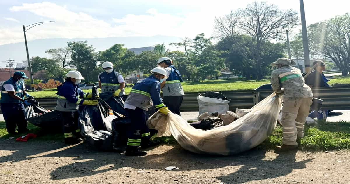Corredor del río Aburrá-Medellín durante labores de limpieza y recuperación ambiental.